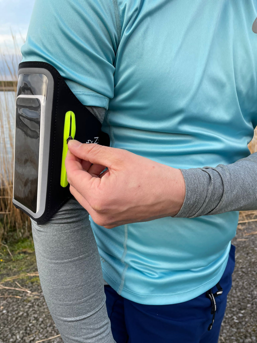 Hardlooparmband met telefoon sleutel en kaarthouder voor trailrunning