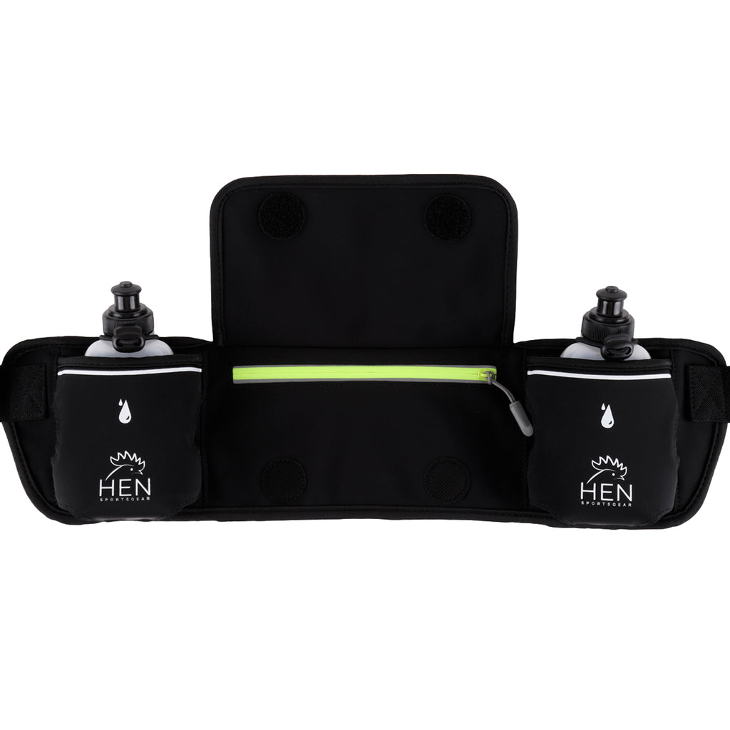 Running belt met waterflessen in gebruik tijdens hardlopen