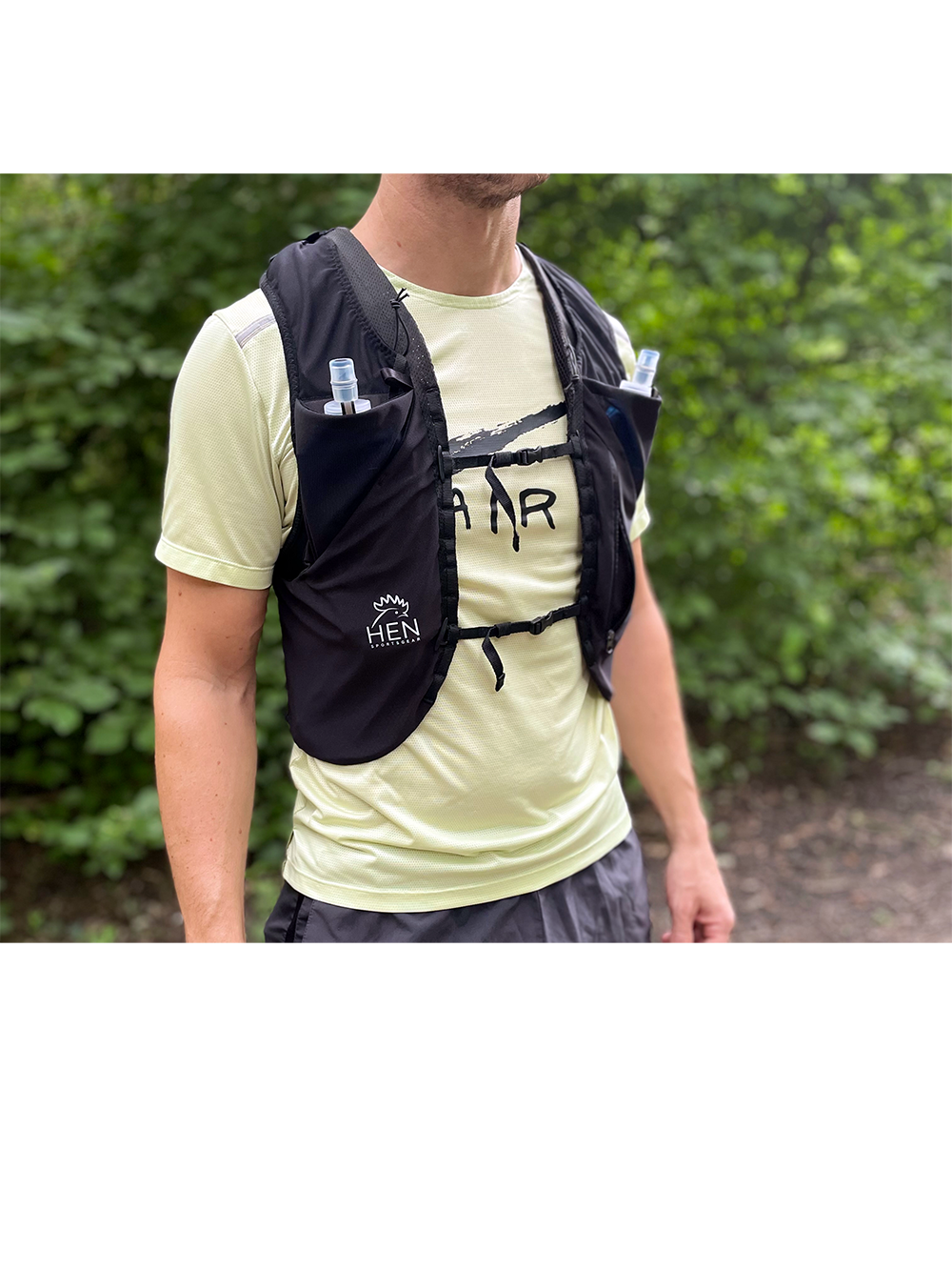 Trailvest hardlooprugzak met praktische opbergvakken en waterfleshouders voor outdoor avonturen